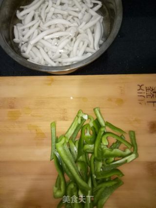 青椒炒白玉菇的做法步骤：1
