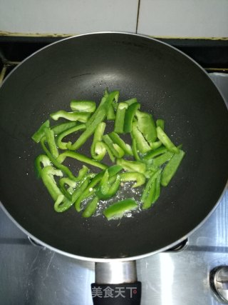 青椒炒白玉菇的做法步骤：2