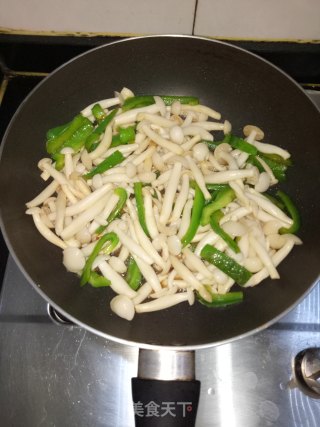 青椒炒白玉菇的做法步骤：4
