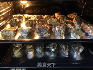 烤箱版原汁生蚝（轻松开蚝法）的做法步骤：2