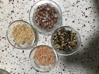 腊味糯米饭团的做法步骤：2