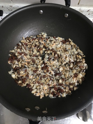 腊味糯米饭团的做法步骤：4