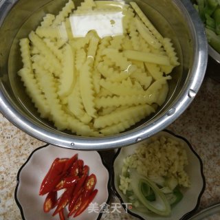 风味狼牙土豆条的做法步骤：3