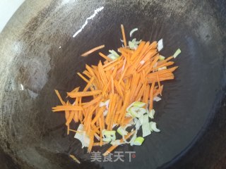 蒜苗炒土豆丝胡萝卜丝的做法步骤：4