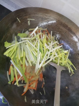 蒜苗炒土豆丝胡萝卜丝的做法步骤：6