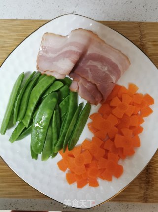#春日应季美食#小炒培根荷兰豆的做法步骤：1
