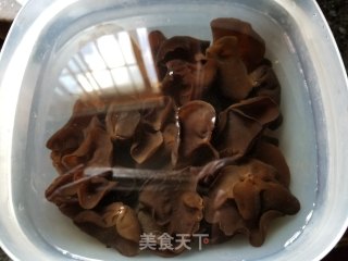 西芹木耳拌白玉贝的做法步骤：3