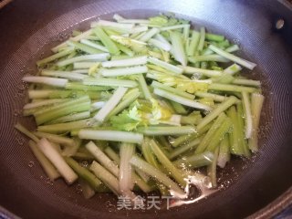 西芹木耳拌白玉贝的做法步骤：8