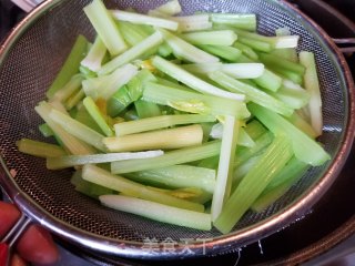 西芹木耳拌白玉贝的做法步骤：9