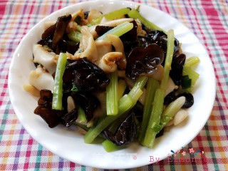 西芹木耳拌白玉贝的做法步骤：17
