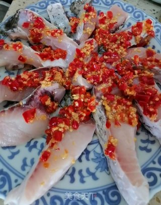 剁椒鱼腩的做法步骤：1