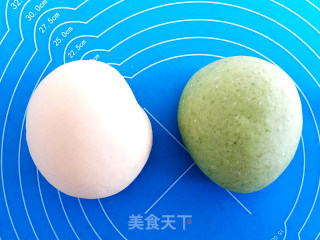 菠菜蝴蝶结卡通馒头的做法步骤：1