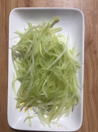 凉拌莴笋丝的做法步骤：1