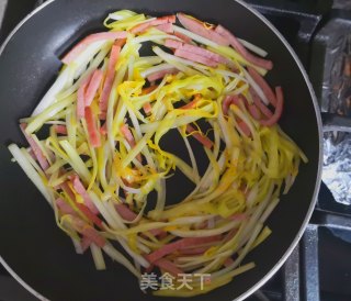 韭黄火腿炒面的做法步骤：4