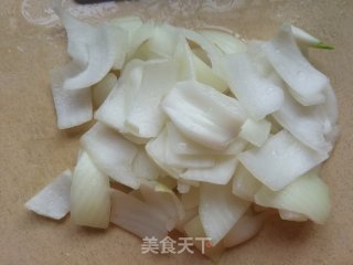 洋葱拌酥瓜的做法步骤：1