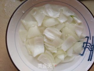 洋葱拌酥瓜的做法步骤：2