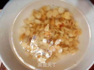 酸甜可口祛斑化瘀山楂桃仁露的做法步骤：2