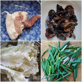 五花肉烧白菜黑木耳的做法步骤：1