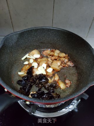五花肉烧白菜黑木耳的做法步骤：4