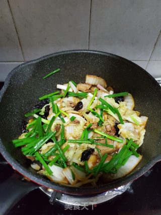 五花肉烧白菜黑木耳的做法步骤：7