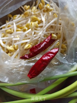 剁椒青蒜粒炒黄豆芽的做法步骤：1