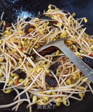 剁椒青蒜粒炒黄豆芽的做法步骤：5