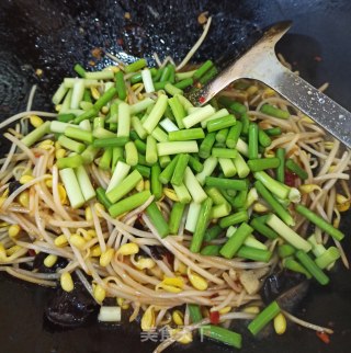 剁椒青蒜粒炒黄豆芽的做法步骤：6