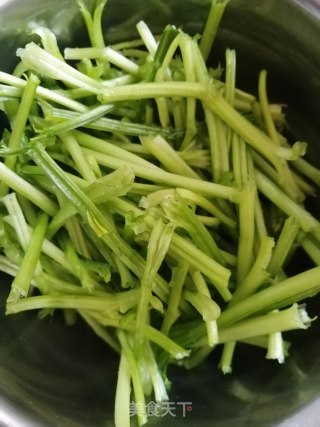 菠菜梗炒鸡蛋的做法步骤：1