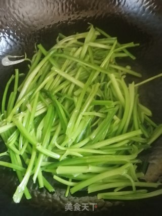 菠菜梗炒鸡蛋的做法步骤：5