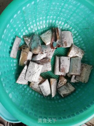 红烧带鱼的做法步骤：1