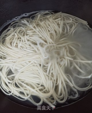 雪菜笋丝鸡汤面的做法步骤：4