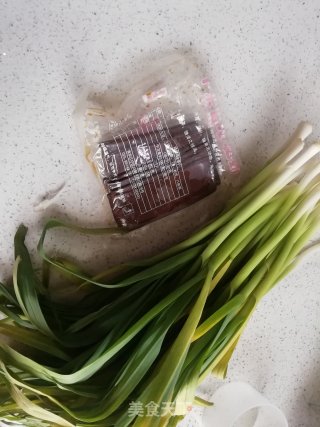 大蒜炒豆干的做法步骤：1