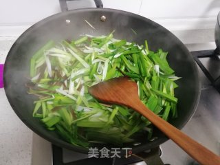 大蒜炒豆干的做法步骤：3