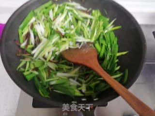 大蒜炒豆干的做法步骤：4