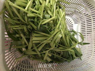 虾酱炒通菜的做法步骤：1