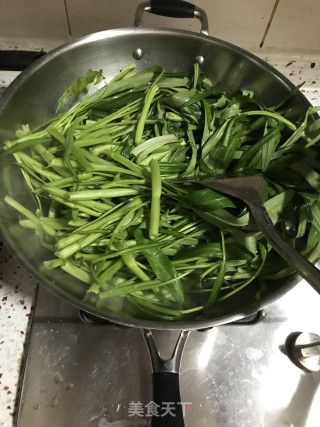 虾酱炒通菜的做法步骤：4