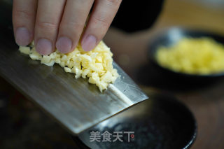 西兰花炒香肠的做法步骤：1