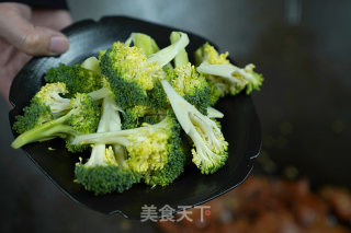 西兰花炒香肠的做法步骤：6