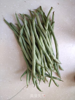干煸豆角的做法步骤：1