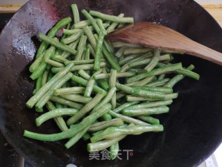 干煸豆角的做法步骤：3