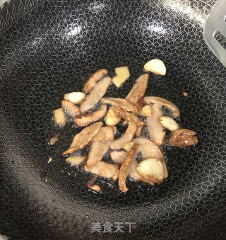 菜脯焖鲨鱼的做法步骤：3