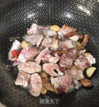菜脯焖鲨鱼的做法步骤：4