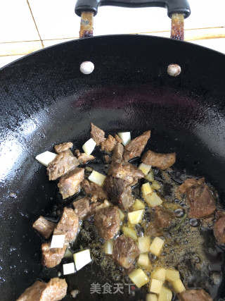 茄汁牛肉烧土豆丁的做法步骤：1