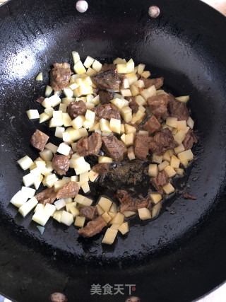 茄汁牛肉烧土豆丁的做法步骤：2