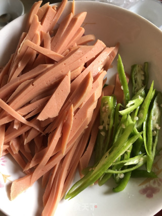 红黄绿混炒的做法步骤：1