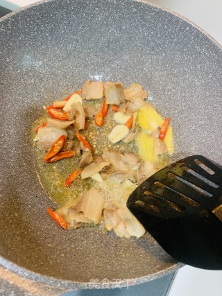 蒜苗豆干回锅肉的做法步骤：4