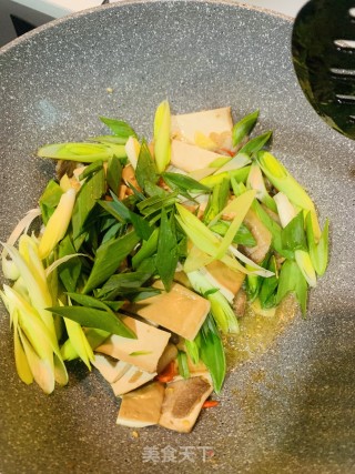 蒜苗豆干回锅肉的做法步骤：6