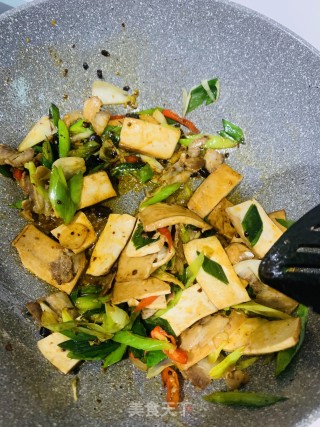蒜苗豆干回锅肉的做法步骤：7