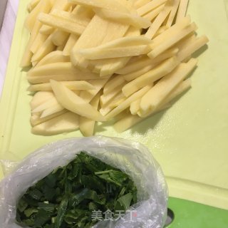 香芹焖土豆的做法步骤：1
