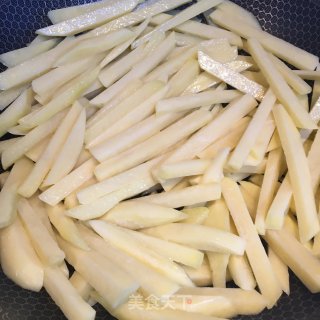 香芹焖土豆的做法步骤：2